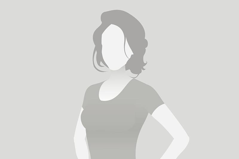 Bild mit silhuettierter Person: Frau mit halblangen Haaren und T-Shirt, Blick nach vorne, neutraler Hintergrund.
